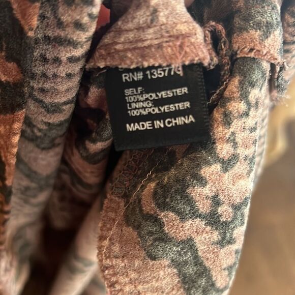 Olivaceous Pink Snake Skin Patterned Off shoulder shorts Romper size small - Picture 10 of 10